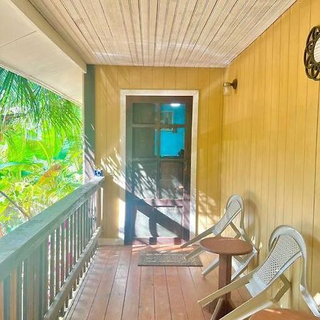 Island Style Home, Low Key Rental โรอาตัน ภายนอก รูปภาพ